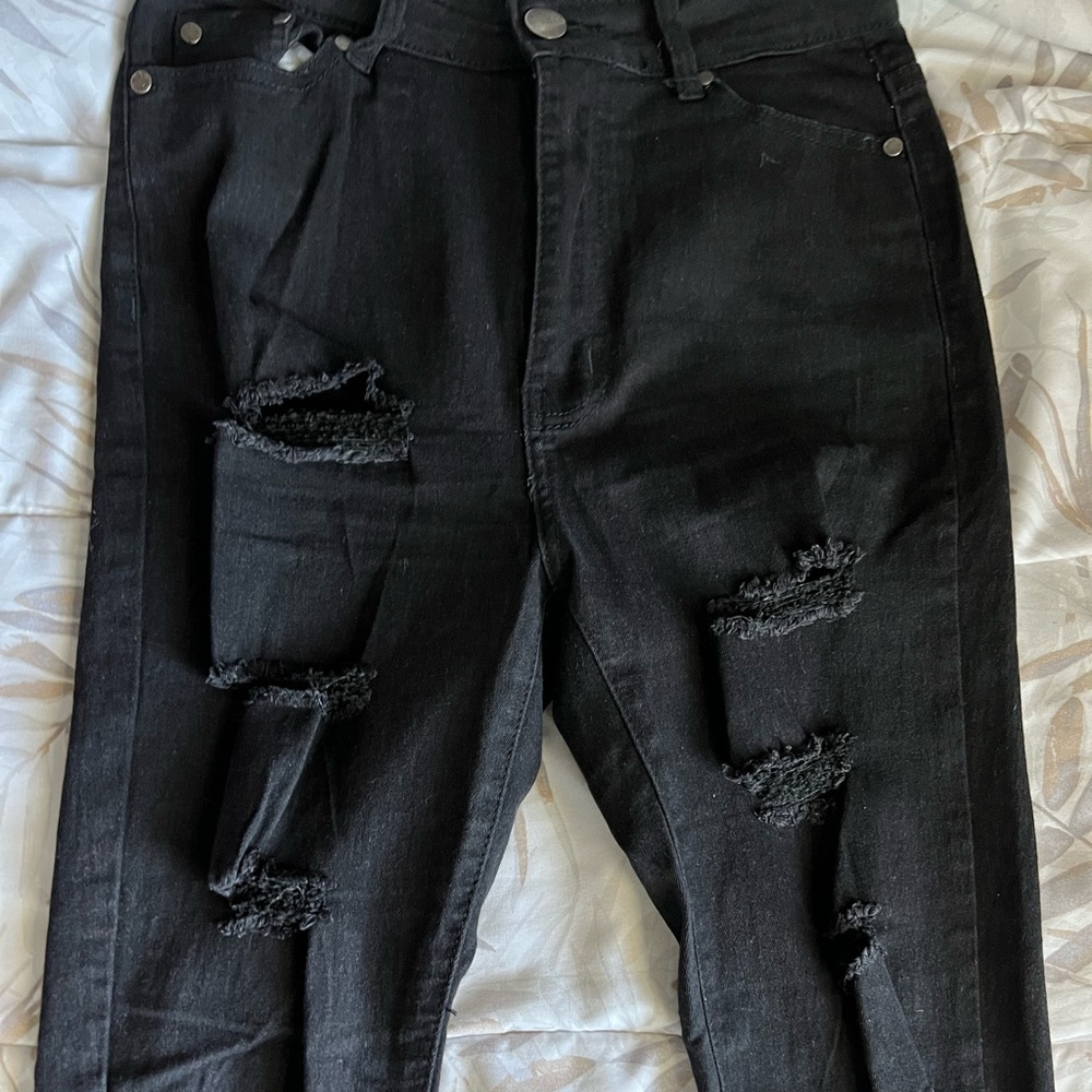 Hi there I’m selling these fashion nova jeans